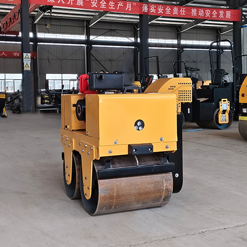 Kompaktowy hydrauliczny walec drogowy wibracyjny 39/49 KM