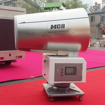 Мощный грузовик с противотуманной пушкой для пылеподавления