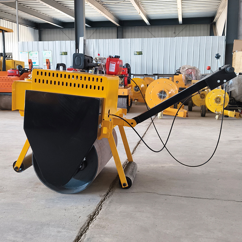 Kompaktowy hydrauliczny walec drogowy wibracyjny 39/49 KM