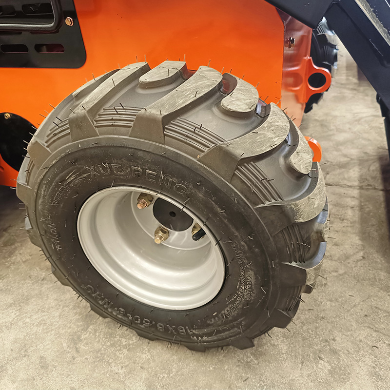 Miniładowarka o sterowaniu burtowym, olej napędowy